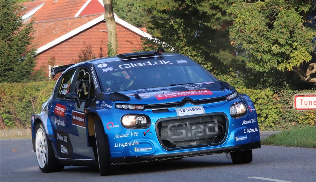 Kenneth Madsen regnes for landets måske mest komplette rallykører. Her i en kontrolleret drift gennem et sving under Rally Midtsjælland 2025.
(Foto: Allan Post Christiansen)